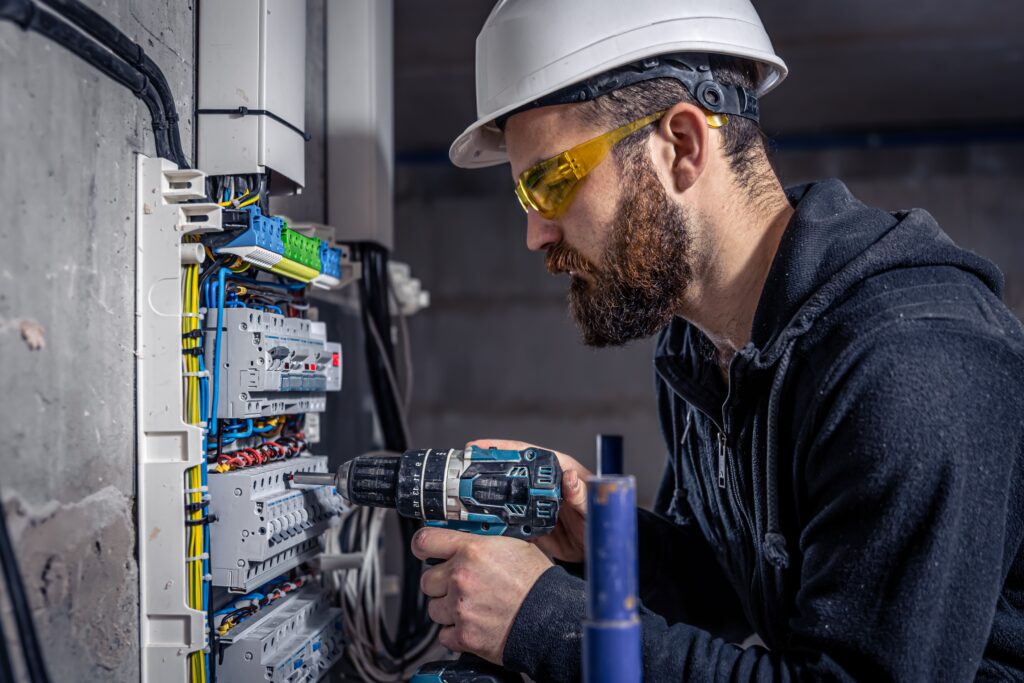 Elektrikas montuoja elektros skydelio įrangą ir atlieka elektros instaliacijos darbus.